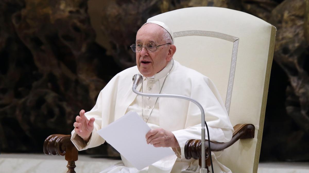 El papa Francisco ha pasado «tranquilo» la noche, ya ha desayunado y sigue recibiendo tratamiento
