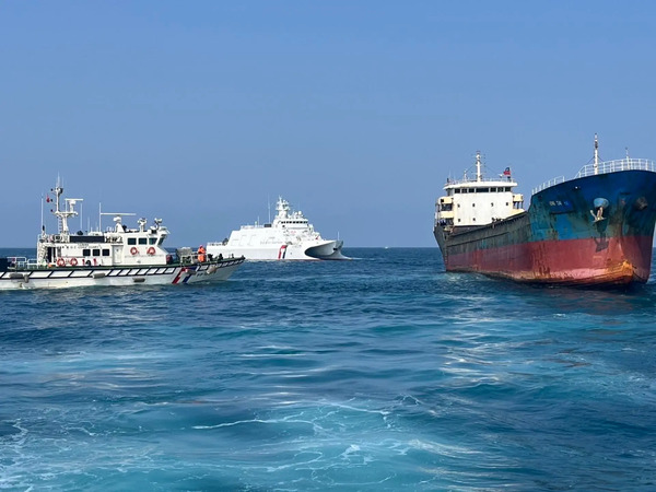 China emplea 45 aviones y 14 buques en maniobras militares con fuego real frente a Taiwán