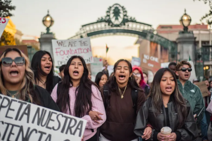Cientos de inmigrantes marchan por “Un día sin migrantes”.