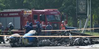 Cae una avioneta en una concurrida avenida de São Paulo en Brasil