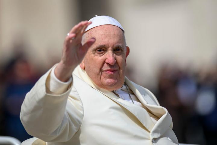 Papa Francisco presenta “una ligera mejoría” en su sexto día de hospitalización