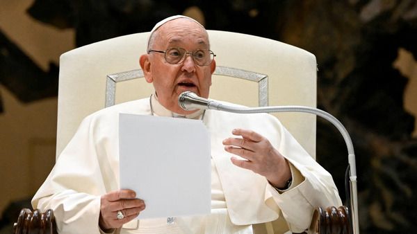 Papa Francisco es ingresado al hospital por bronquitis