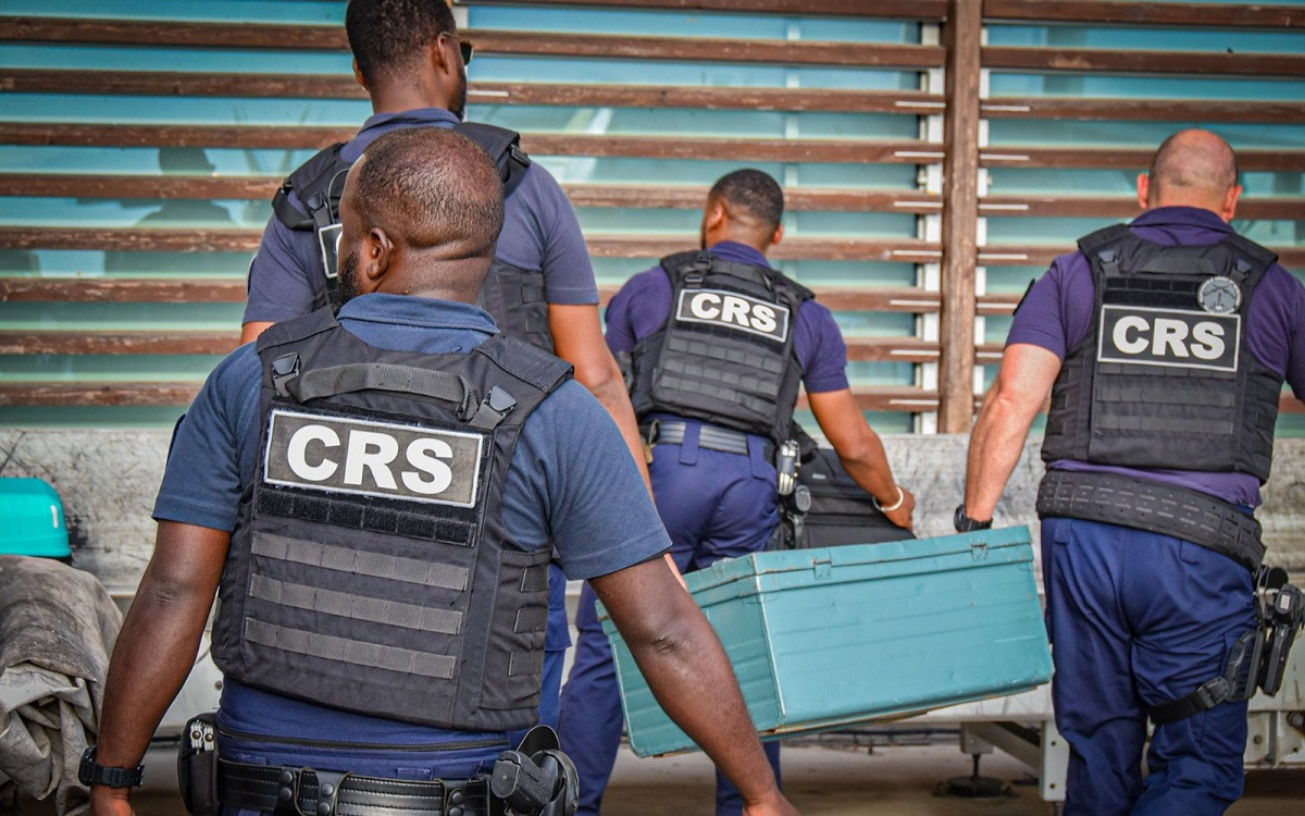 Policía dispara a hombre que sacó arma falsa en París; está en muerte cerebral