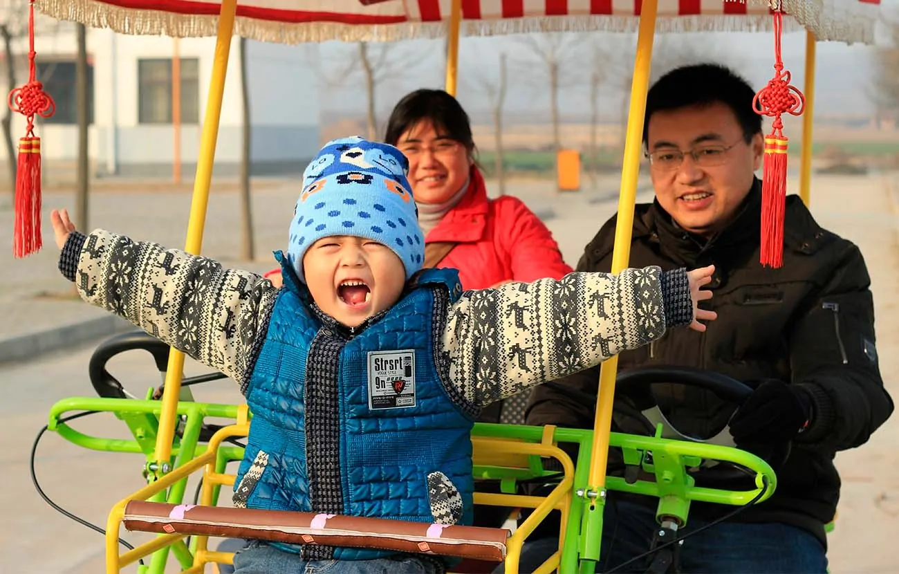 Proponen en China reducir la edad legal del matrimonio y libertad en el número de hijos