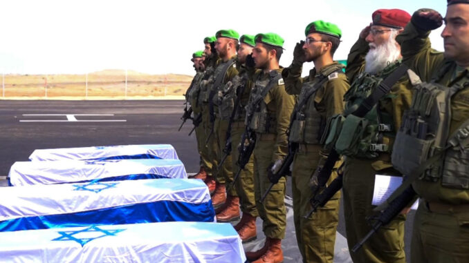 Hamás entrega 4 ataúdes con rehenes israelíes a la Cruz Roja