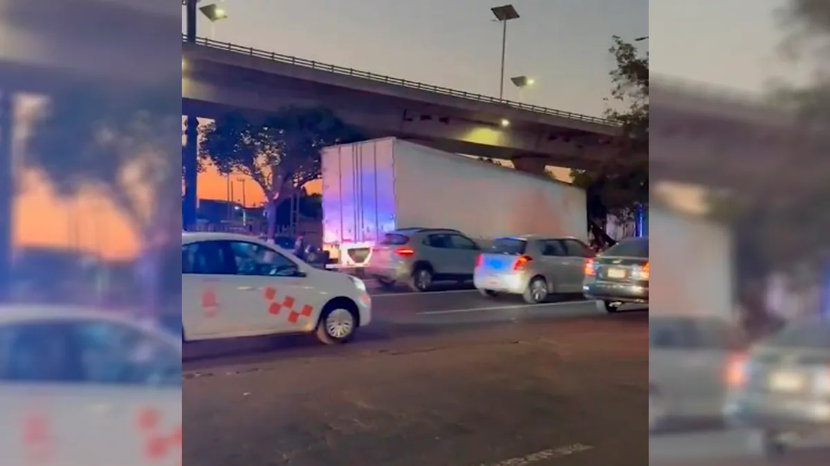 Tráiler se accidenta en Periférico Norte por intento de asalto; recibió 5 disparos