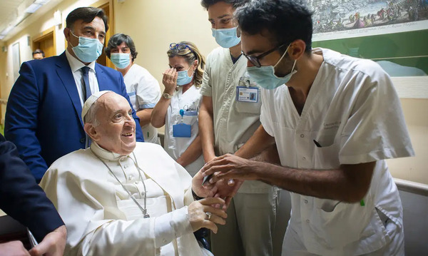 Papa Francisco presenta “pequeñas mejorías”; sigue pendiente su alta hospitalaria