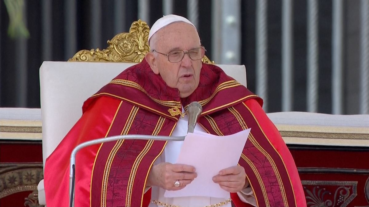 Papa Francisco permanece estable y continúa con tratamiento para la neumonía bilateral