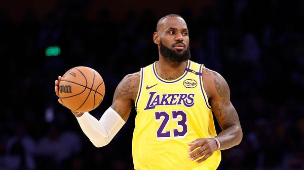 LeBron James es el primer jugador con 50 mil puntos combinados en campaña regular y playoffs