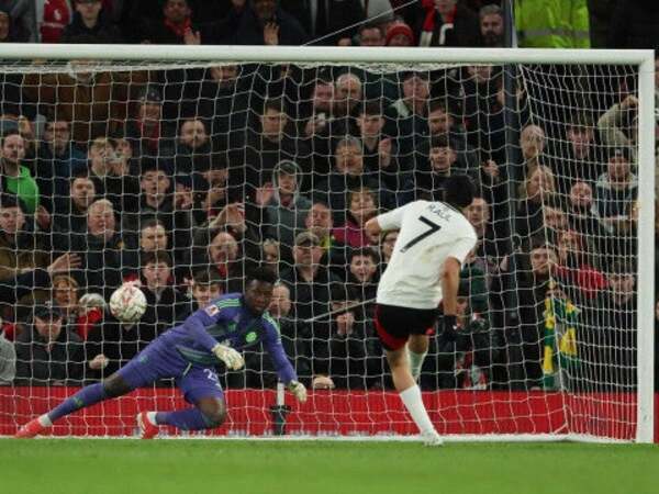 Raúl Jiménez convirtió su penal y el Fulham eliminó al Manchester United