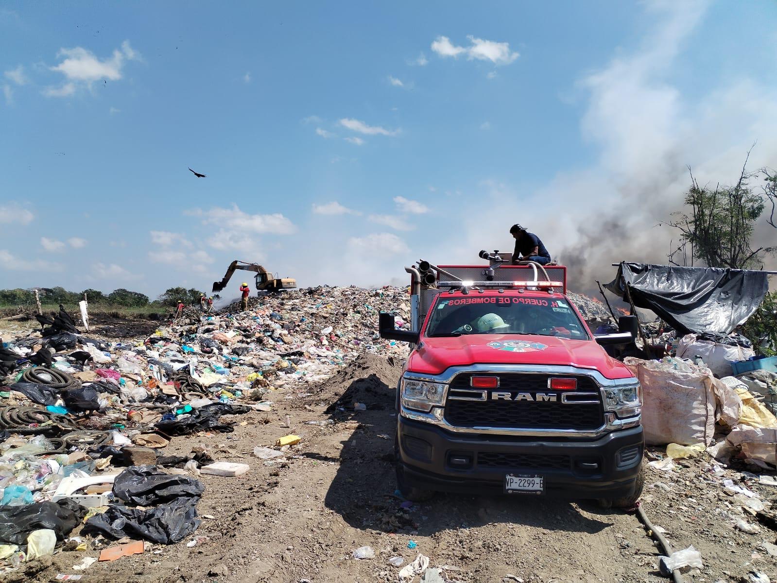 Continúa Protección Civil con labores intensas para combatir el incendio en el Basurero Municipal de Cunduacán