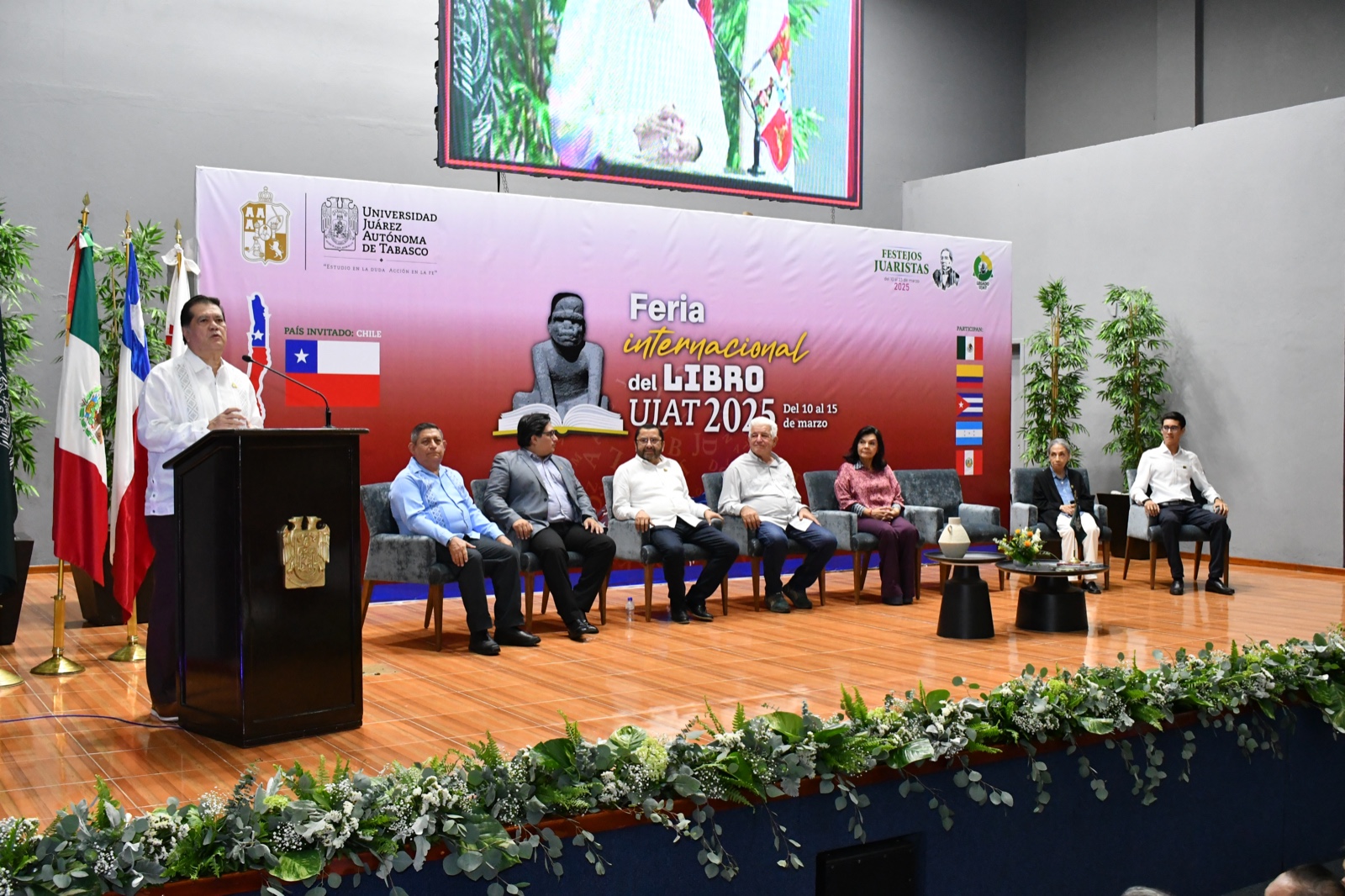 Anuncian en la FIL 2025 programa de Radio UJAT “Micromundos”