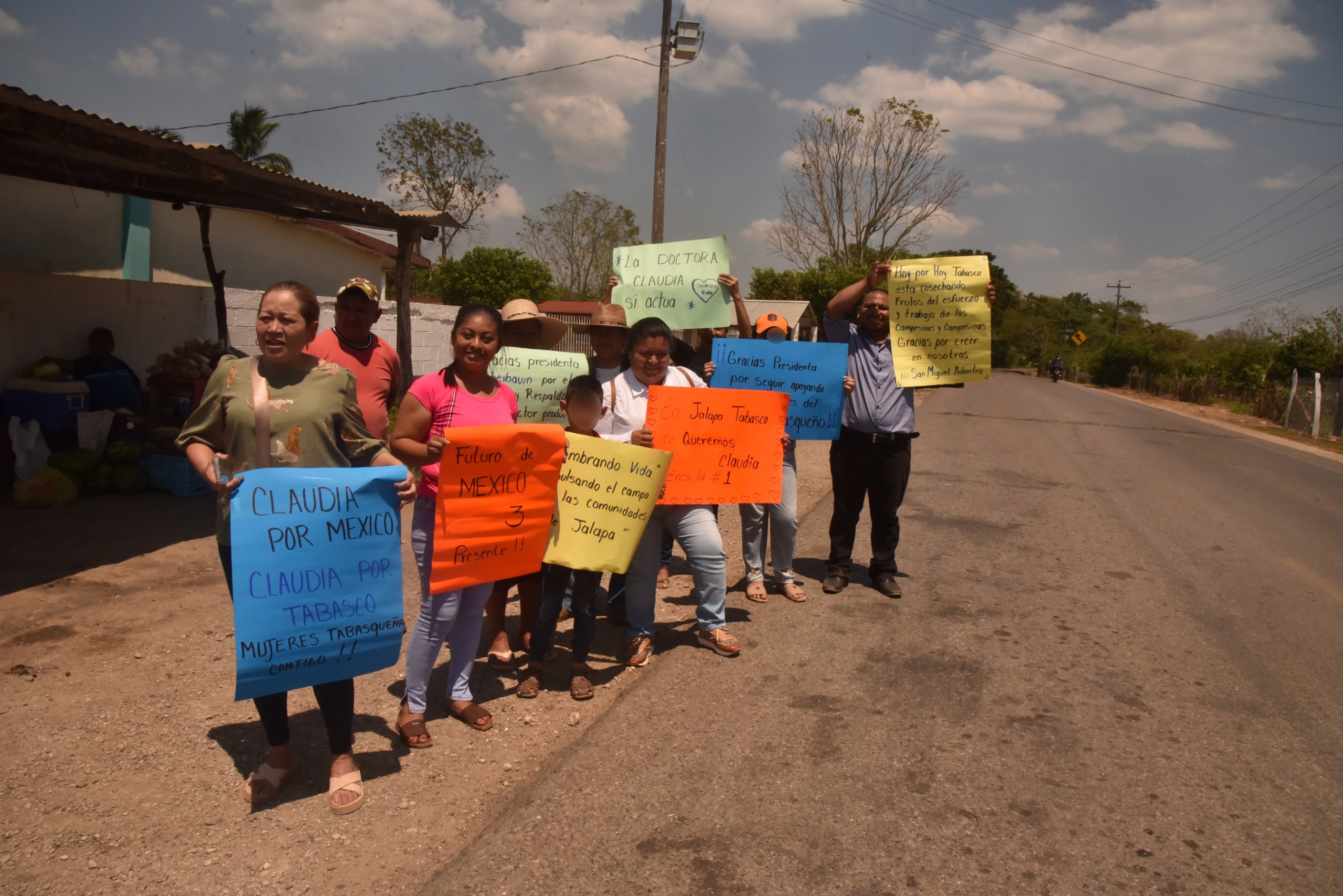 Con porras y pancartas, el ingenio tabasqueño dejó ver un pueblo agradecido en la gira de la presidenta Claudia Sheinbaum