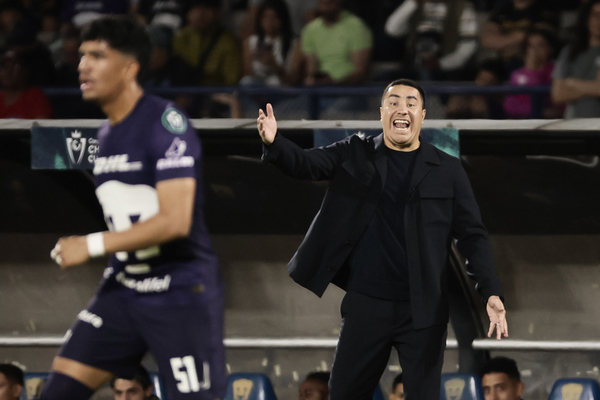 Efraín Juárez debutó con victoria en Pumas