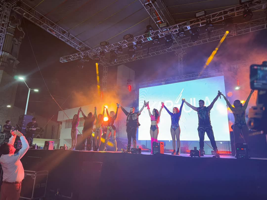 Paraíso vive una tarde de carnaval, flores y música