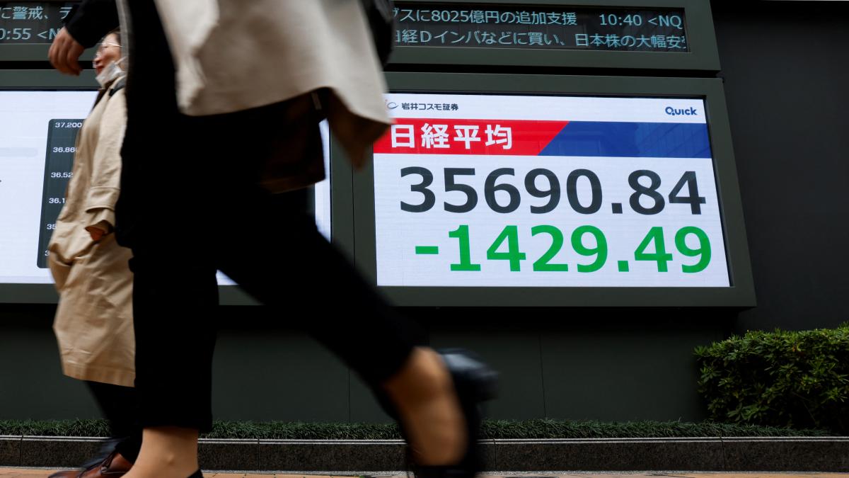 La Bolsa de Tokio se desploma más de un 4 % arrastrada por el temor a los aranceles