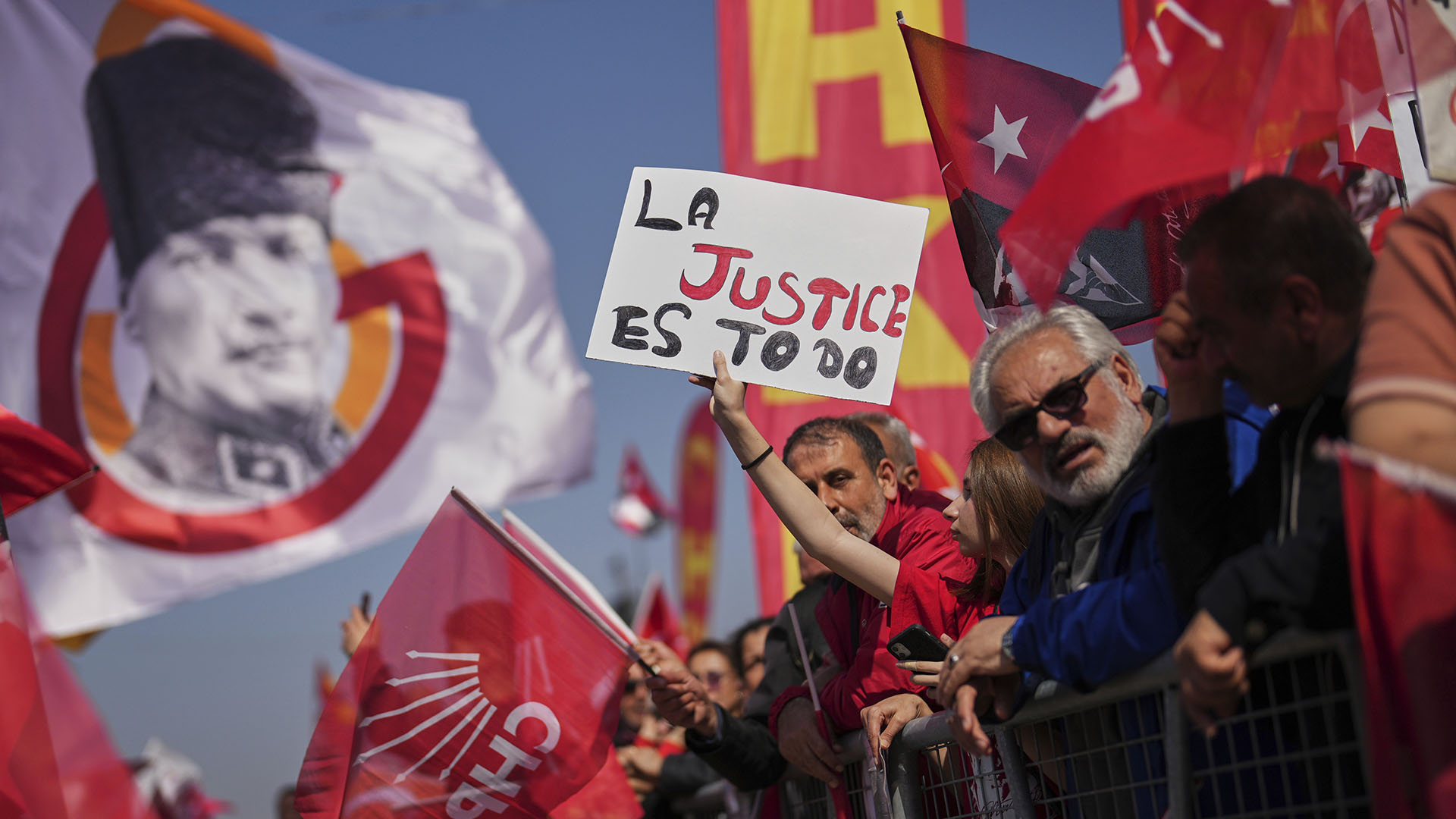 Cientos de miles de turcos realizan una nueva protesta en Estambul diez días después de la detención de su alcalde