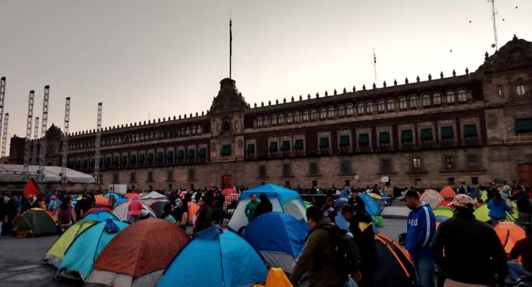 Maestros de la CNTE instalan plantón frente a Palacio Nacional