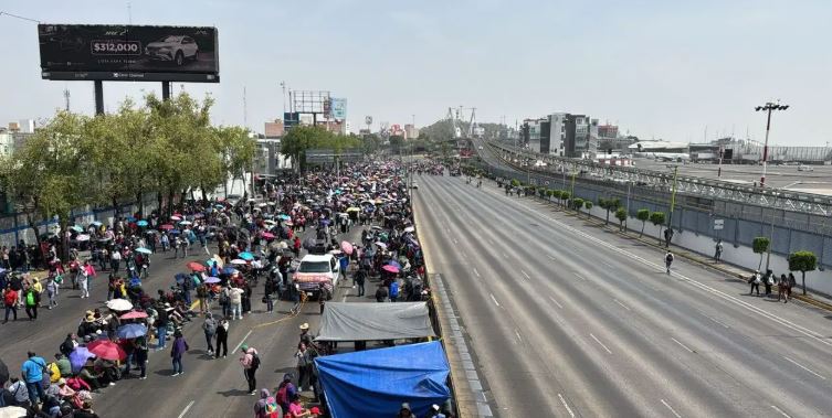 Maestros de la CNTE bloquean accesos al AICM en su segundo día de protestas