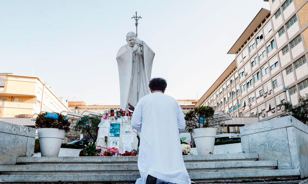 Radiografía de tórax confirma mejoría del papa Francisco tras 27 días hospitalizado