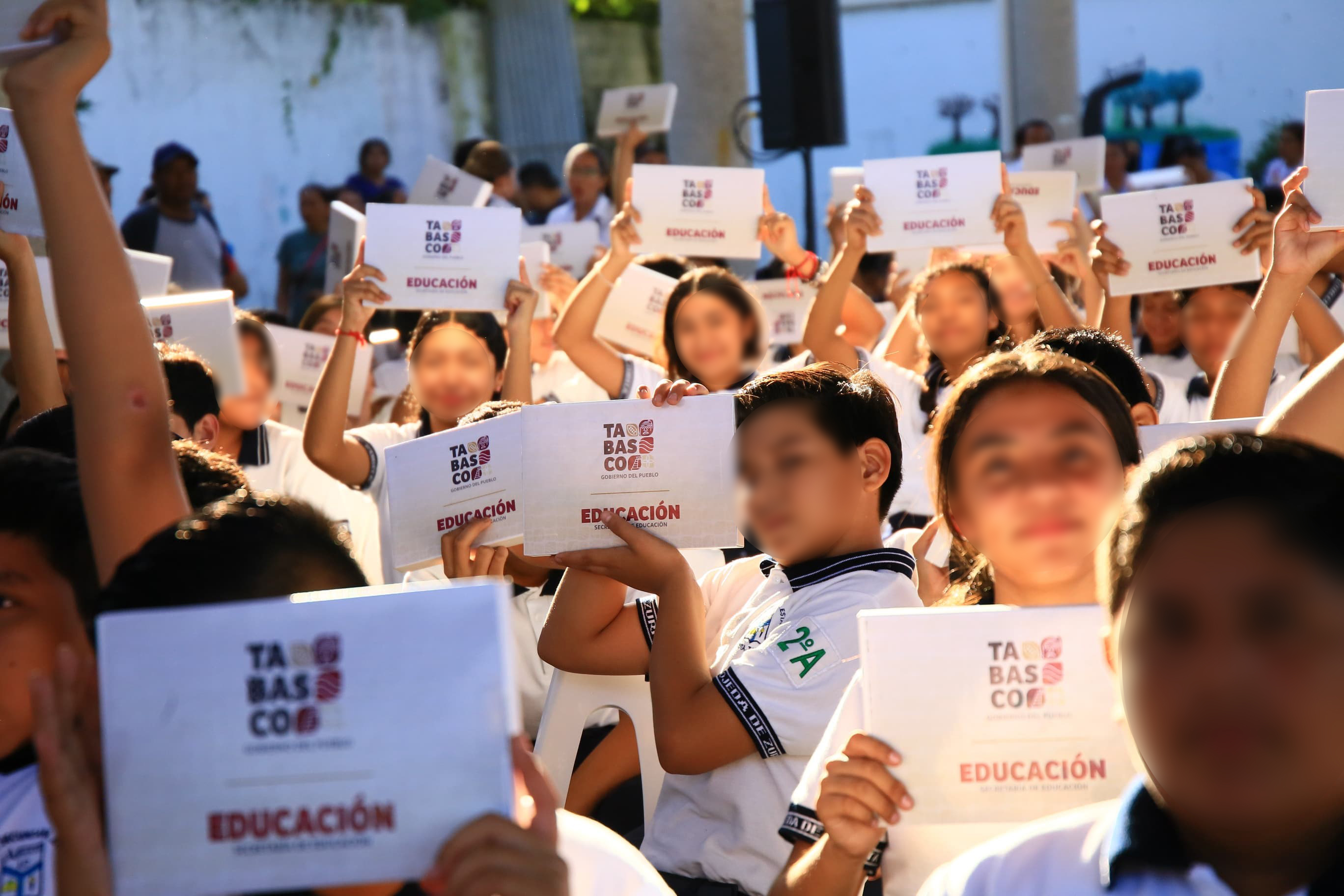 Entrega Javier May mil 765 tabletas electrónicas del programa Inclusión Digital, a estudiantes de secundaria y telesecundaria de Jonuta