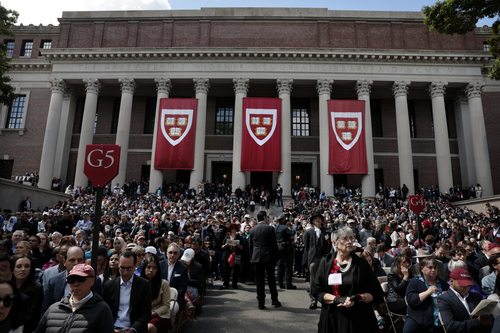 Harvard dará estudios gratuitos a estudiantes de familias con ingresos menores a los 200 mil dólares