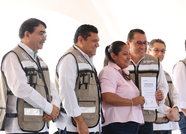Llega Pescando Vida a Centla; entrega Javier May 600 certificados a mujeres y hombres