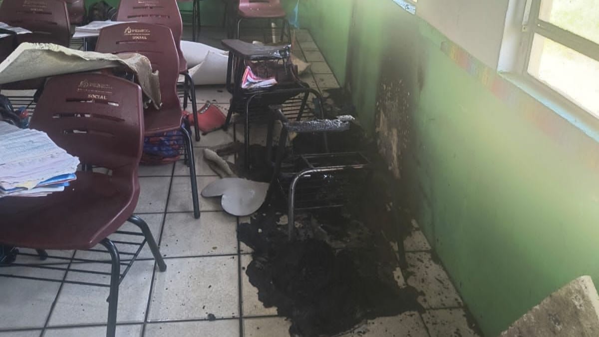 Por falta de mantenimiento, corto circuito provoca incendio en escuela primaria