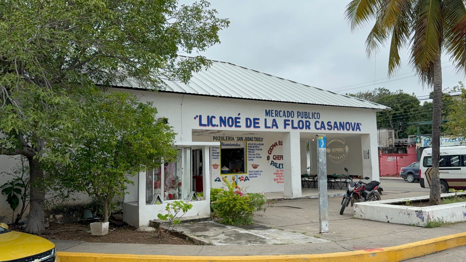 Abandonan locales de mercado sin explicaciones