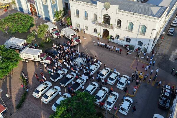 Entrega Ovidio Peralta moderno parque vehicular en favor de comalcalquenses