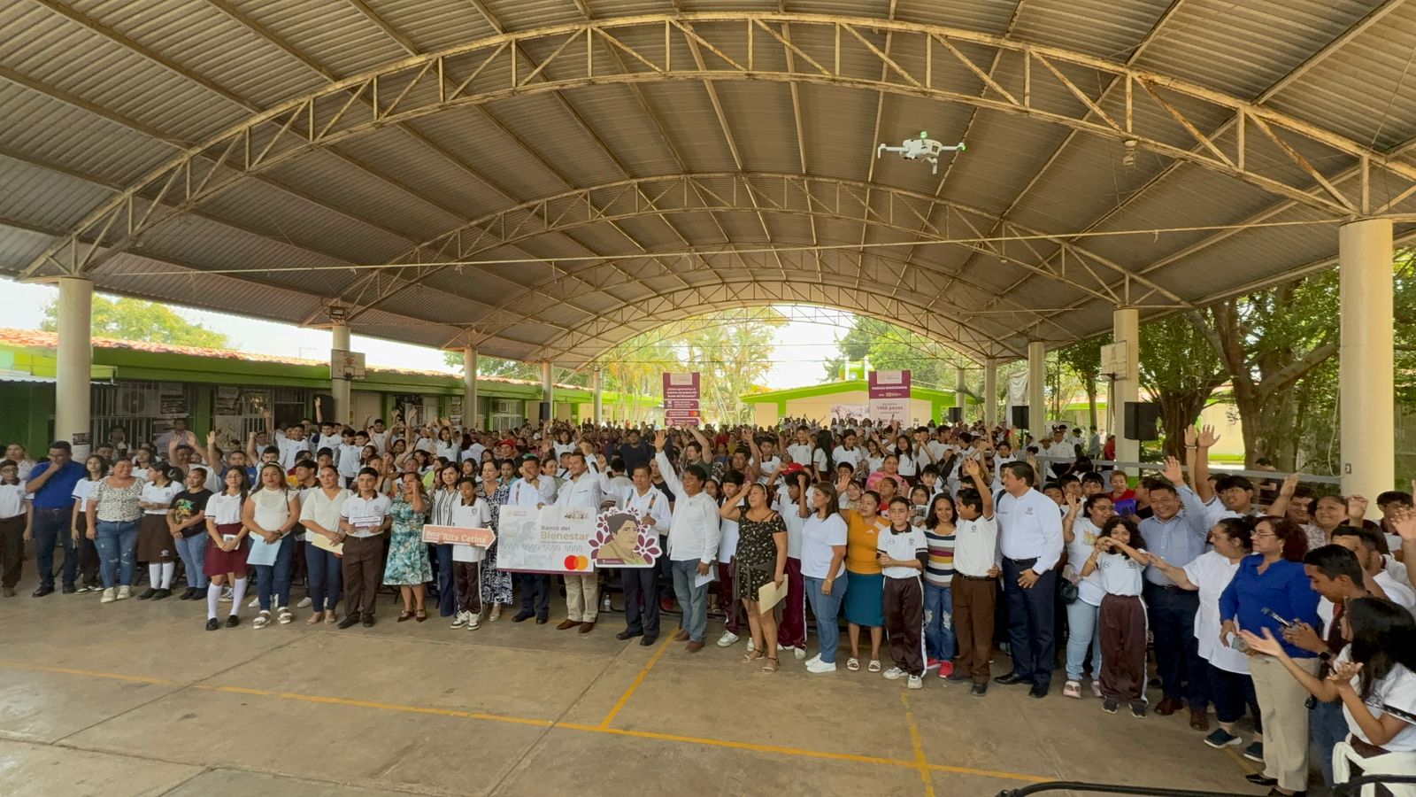 Entrega Javier May más de mil becas Rita Cetina