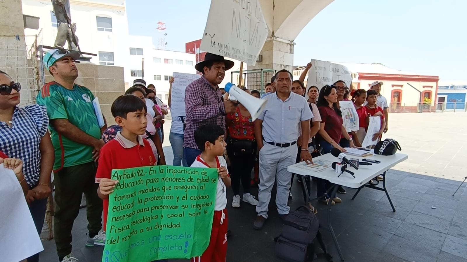 Padres de familia exigen una nueva escuela en la Villa Macultepec que ya es infuncional