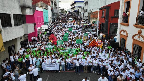 Autoridades encabezan Gallo Universitario que concentró a más de 15 mil universitarios