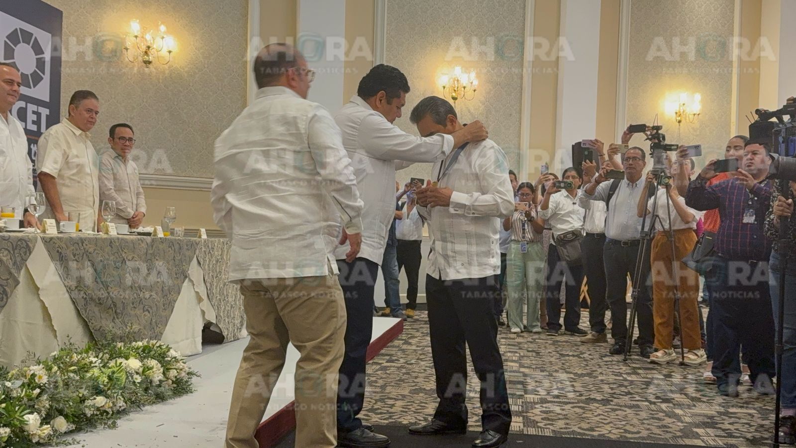 Entrega Javier May Medalla al Mérito Empresarial 2024 a Eliazar Cabrera