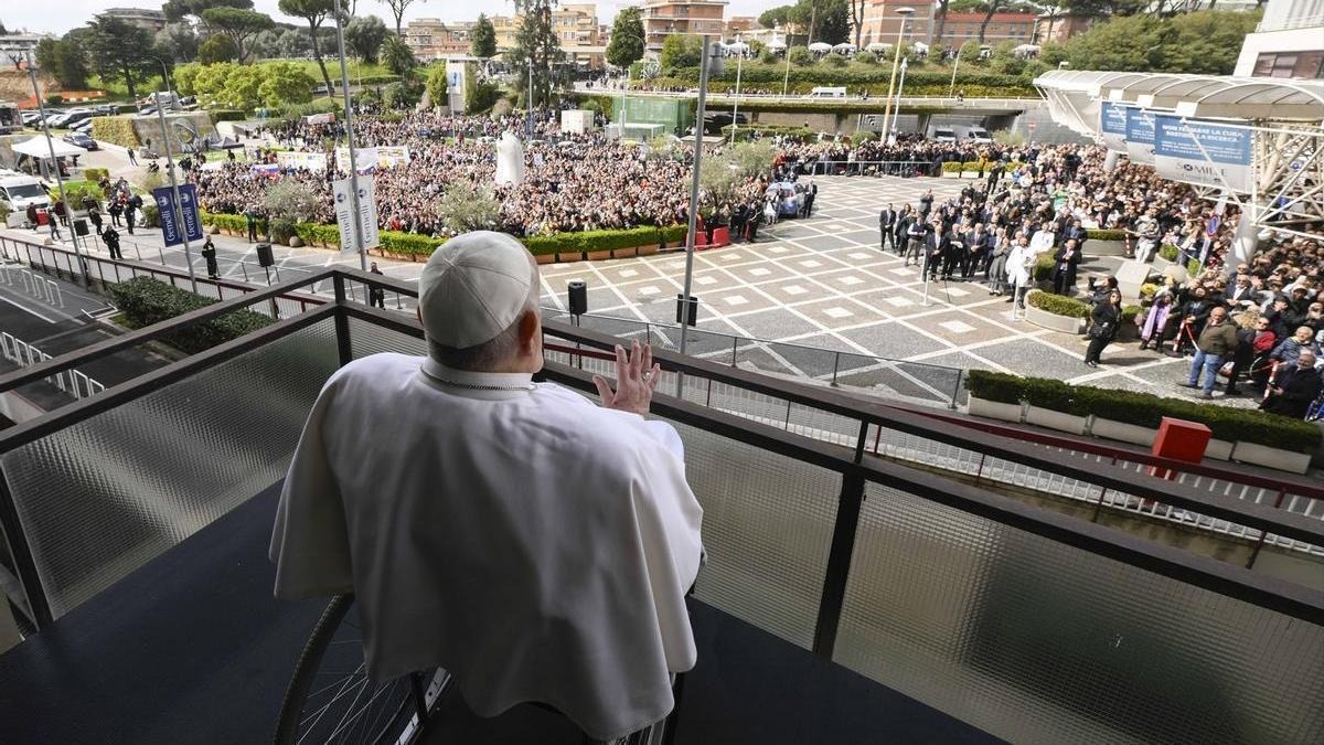 El papa insta a ser “testigos de paz en un mundo que tanto lo necesita”