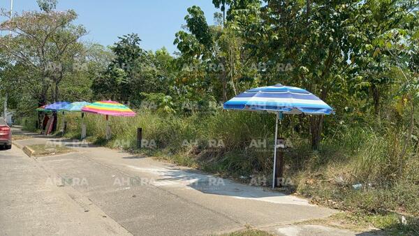 Llega la venta de sombrillas de playa a Tabasco