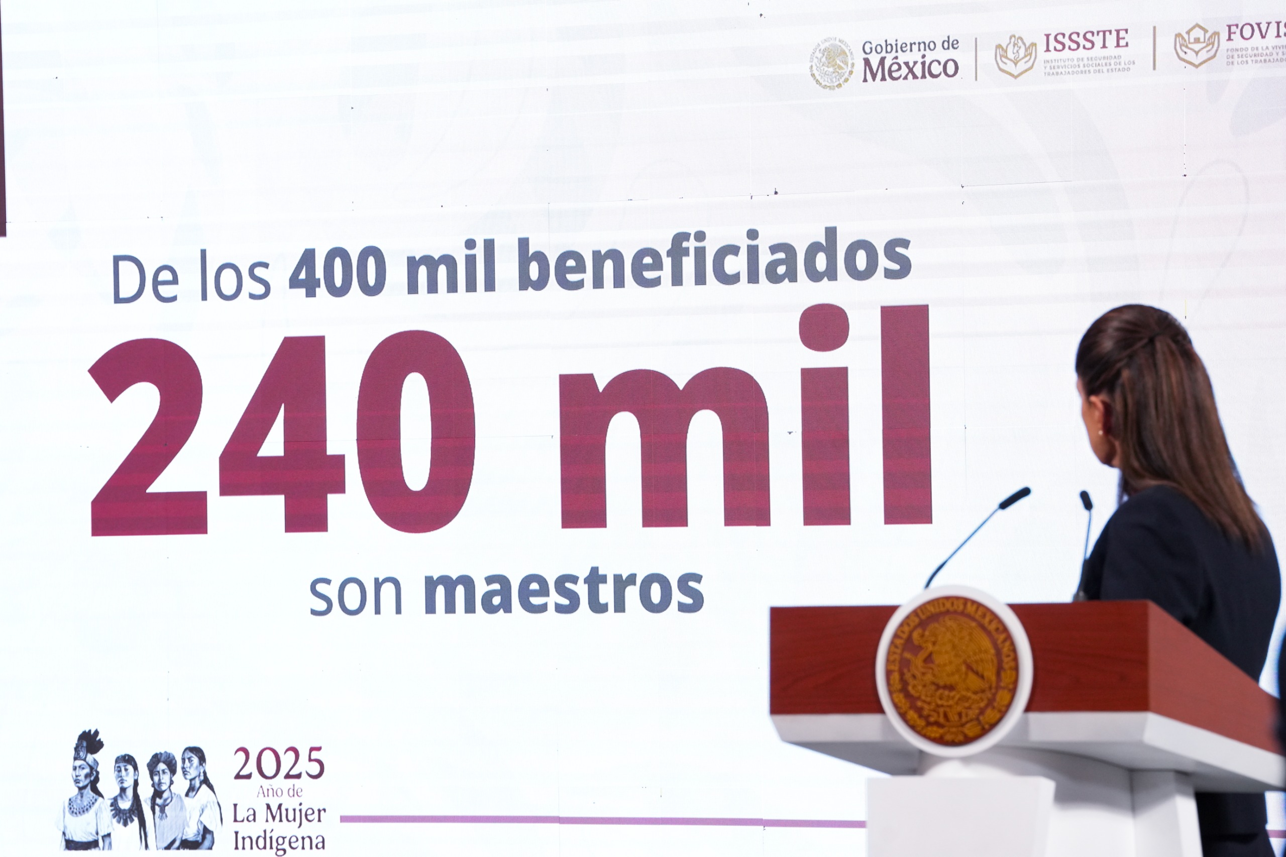 Claudia Sheinbaum firma decreto para beneficiar a 400 mil trabajadores del estado con cr茅ditos impagables del Fovissste