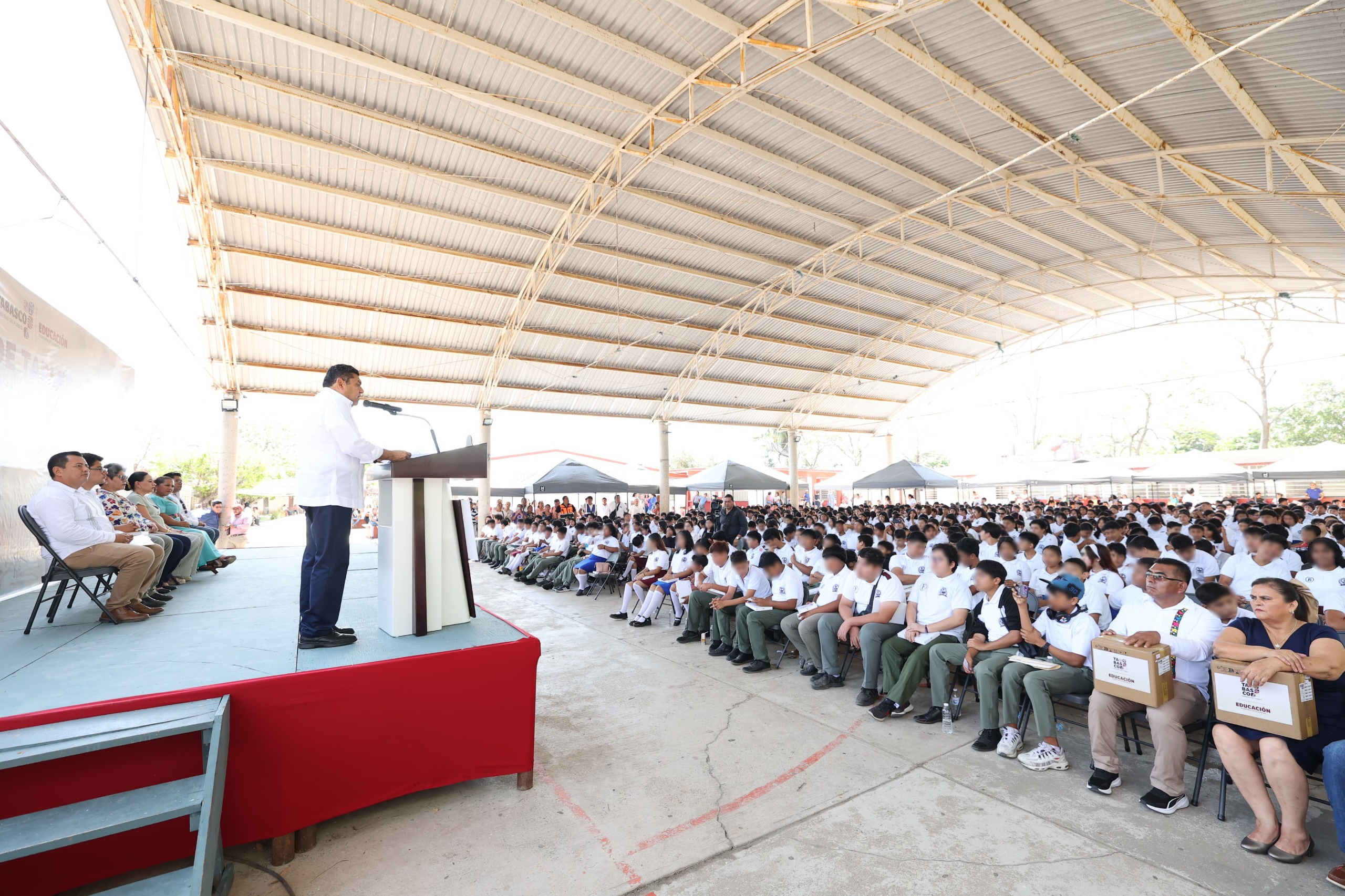 La Inclusión Digital en Balancán con la entrega de tres mil 242 tabletas acaba con la ‘prestadera’ de celulares y las idas a los cibers para cumplir la tarea