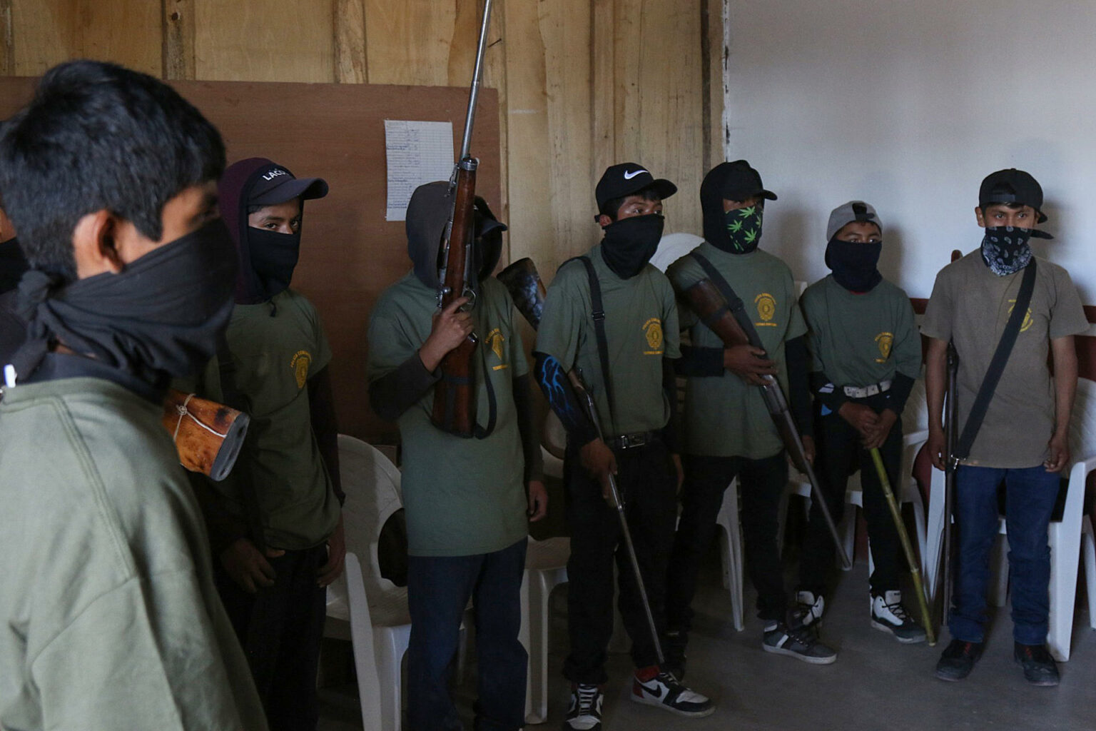 MEX6799. JOSÉ JOAQUÍN HERRERA (MÉXICO), 24/01/2024.- Menores son incorporados a las autodefensas hoy en la comunidad de Ayahualtempa, municipio de José Joaquín de Herrera, estado de Guerrero (México). Niños y niñas de entre 11 y 15 años tomaron las armas para cuidar de su comunidad, en el municipio José Joaquín de Herrera del estado de Guerrero mientras un grupo de adultos ha salido a buscar a una familia desaparecida desde el pasado 19 de enero. EFE/José Luis de la Cruz