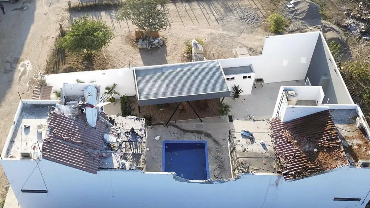 Avión pequeño se estrella contra una casa en Nayarit; hay 3 muertos