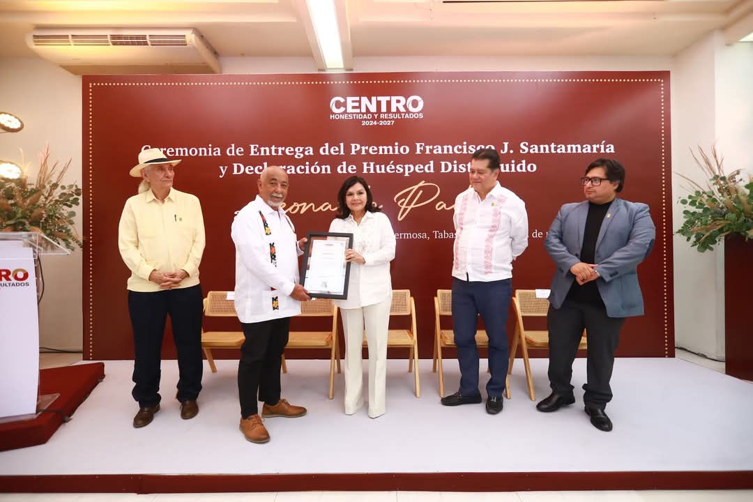Leonardo Pardura recibe medalla y es nombrado Huésped Distinguido de Centro