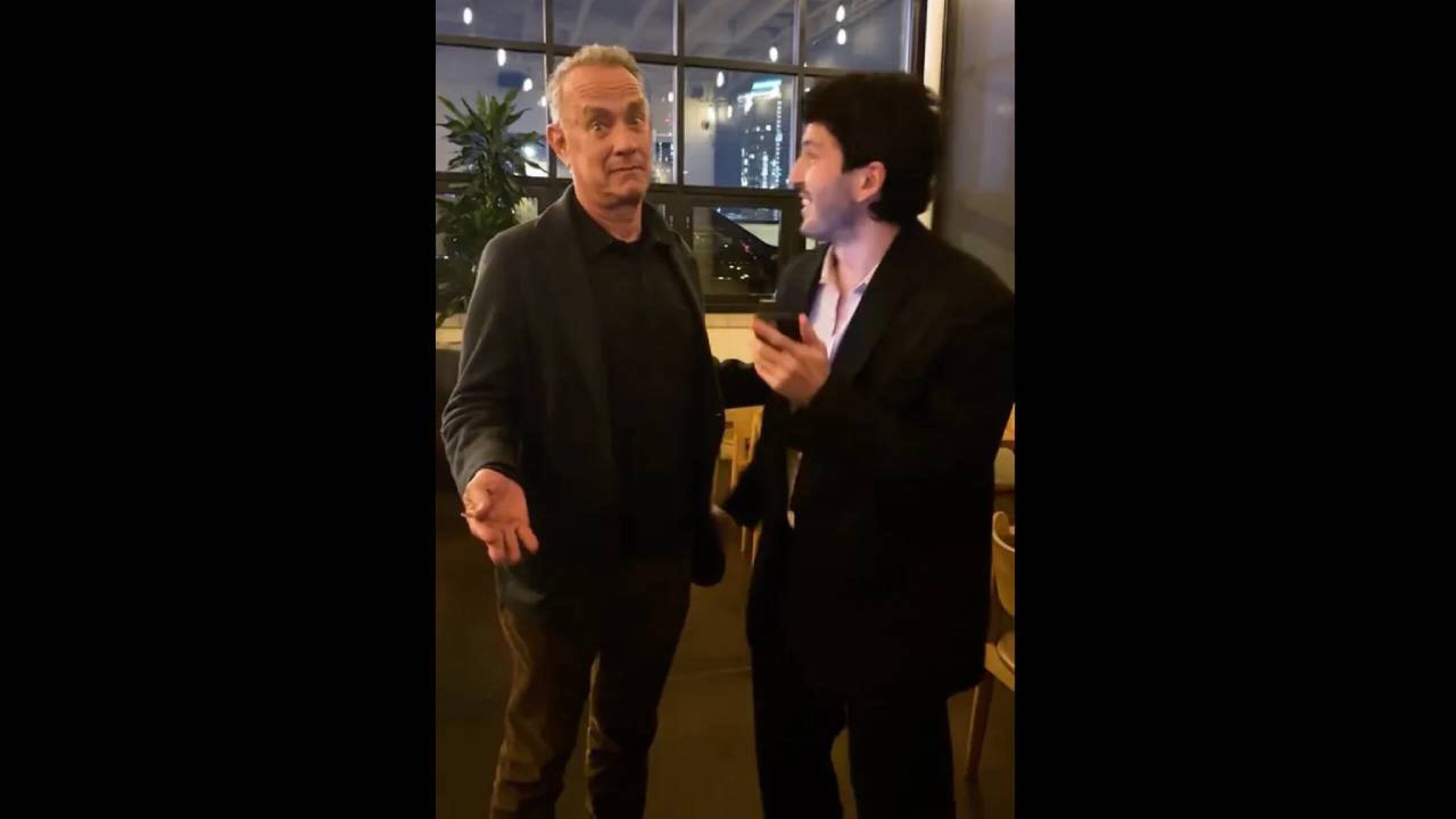 Tom Hanks colabora con Sebastián Yatra en la promoción de «La pelirroja», su nuevo tema