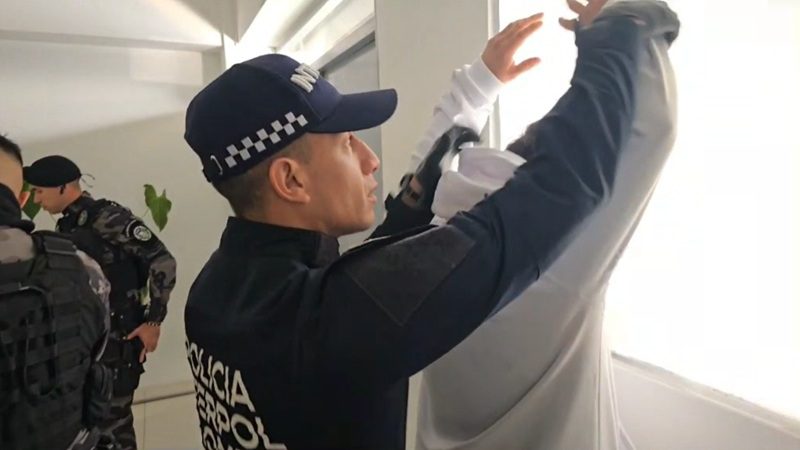 Colombia extradita a ocho personas, incluidos un exfutbolista y un cantante, requeridas por narcotráfico en EU