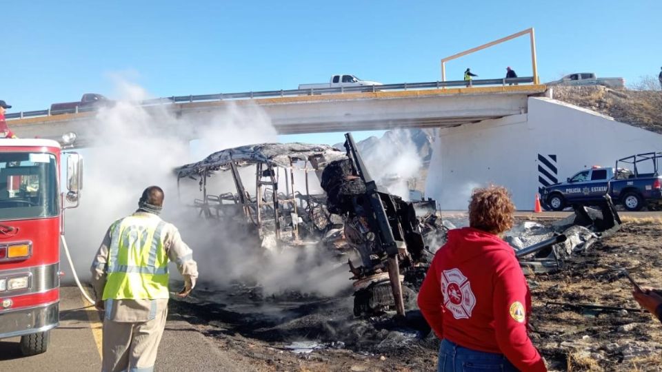 Fallecen al menos 13 personas en choque entre autobús y tráiler, en Durango
