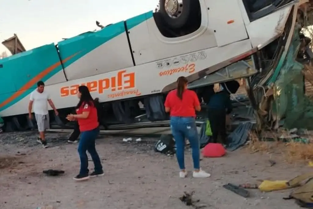2 muertos y 29 heridos tras choque de camioneta y un autobús de pasajeros en Coahuila