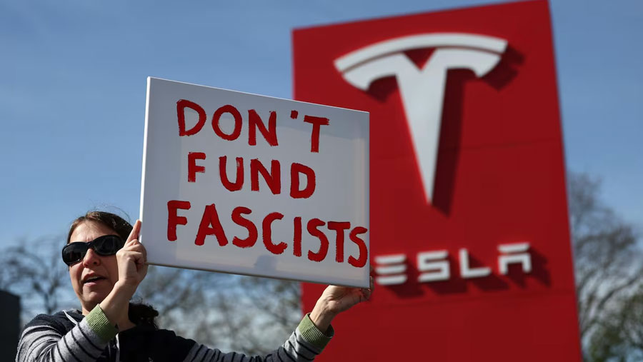 Manifestantes en el Reino Unido piden boicotear los coches Tesla de Elon Musk