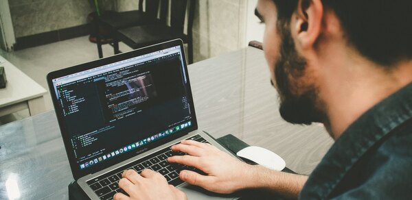 Las 5 carreras universitarias de tecnología que se deben estudiar este año, según la IA