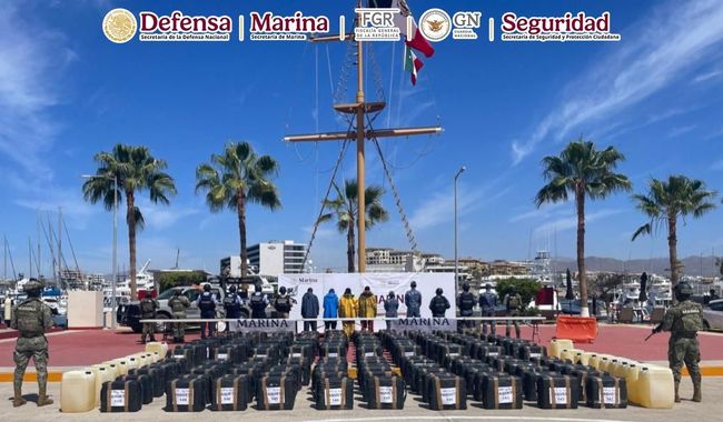 Decomisan 4.5 toneladas de cocaína y mil 700 litros de combustible en una embarcación en Baja California Sur
