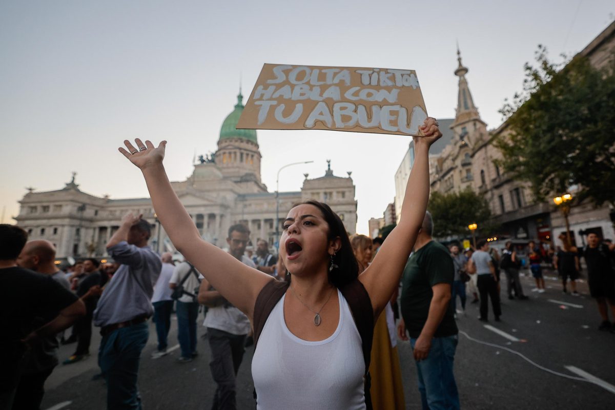 Miles de argentinos se suman a la marcha de jubilados tras violenta represión policial
