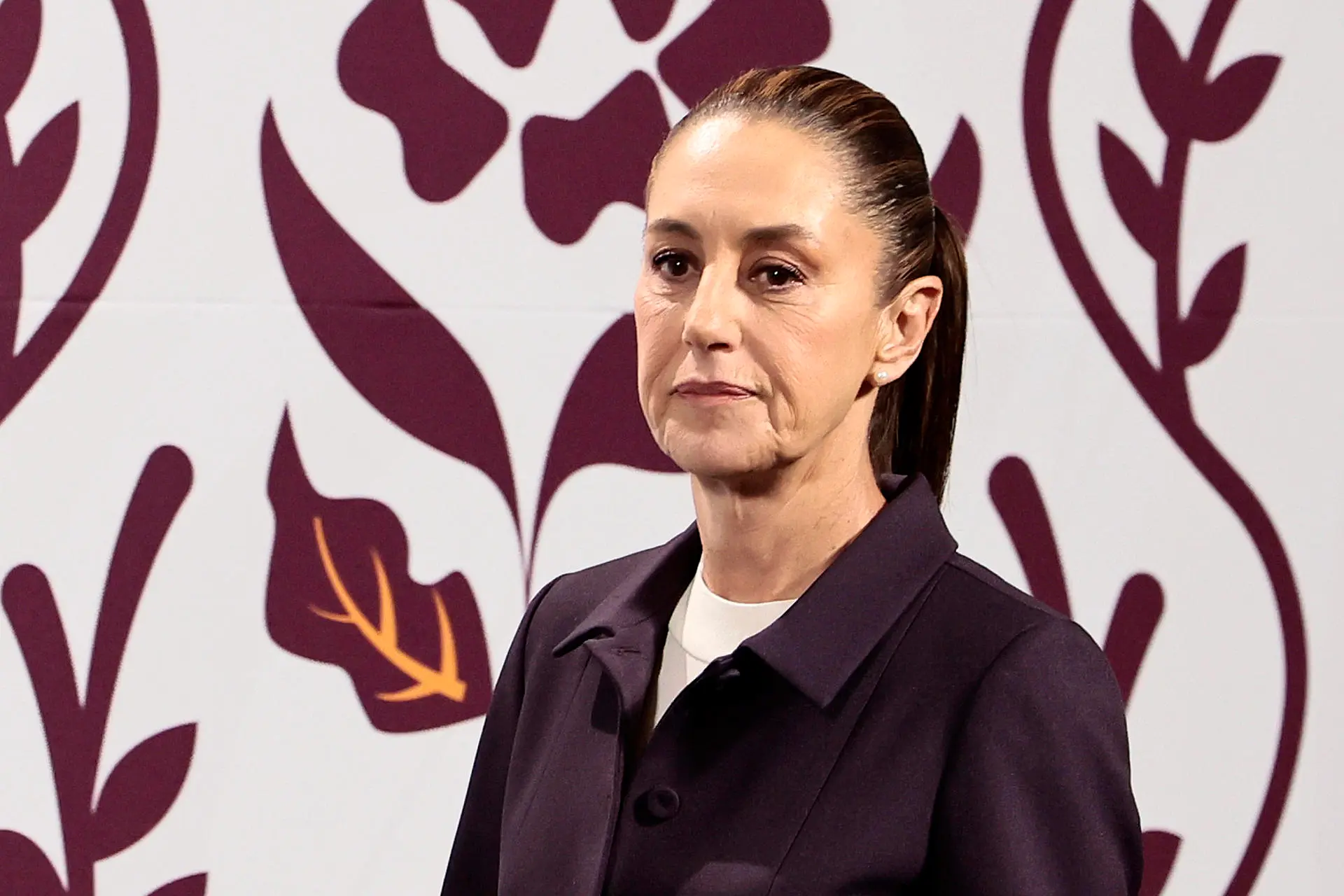 Sheinbaum celebra que la IA de X respondiera a Bukele que ella es la líder más popular